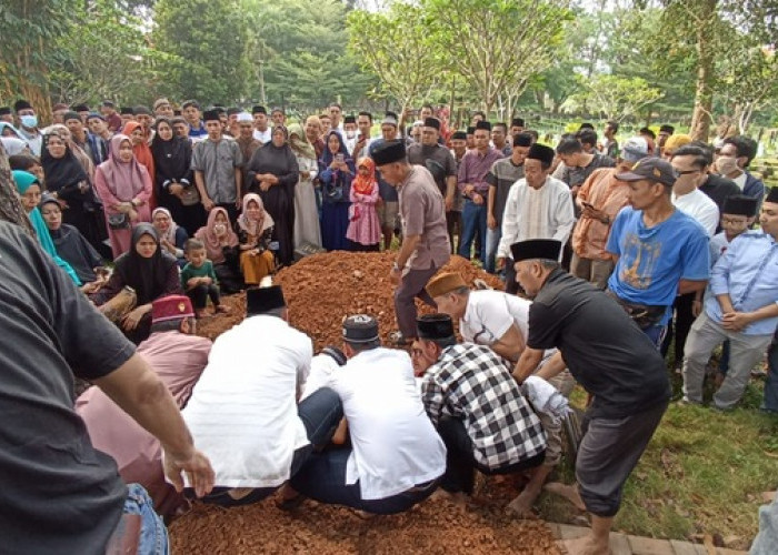 PJ Bupati Muba Antar Langsung Mendiang Kakaknya yang juga Wakil Ketua Baznas Muba ke Pemakaman