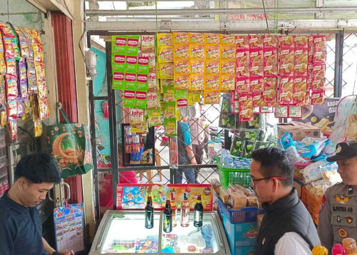 Ratusan Botol Miras Disita Polisi Dari Toko Kelontongan di Baturaja