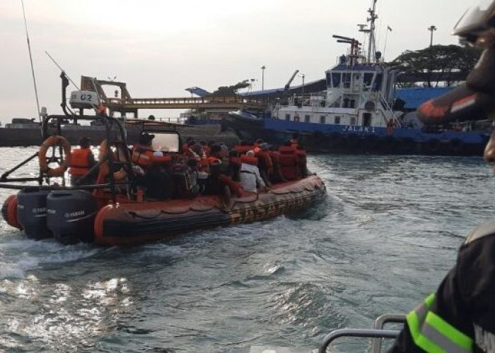Kapal Penyeberangan KMP Royce 1 Terbakar di Selat Sunda, Semua Penumpang Selamat 