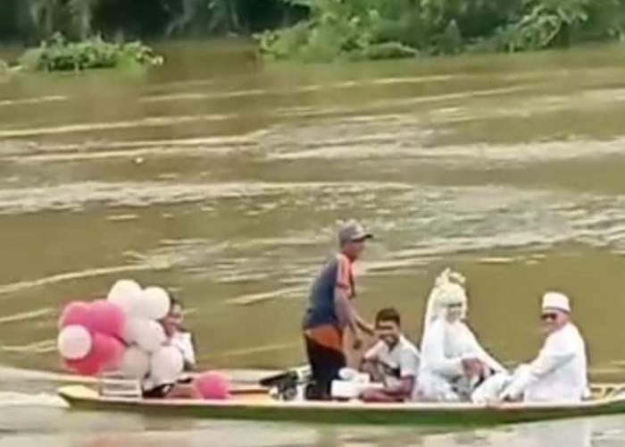 Video Viral! Pasangan Pengantin Pindah Lokasi Resepsi karena Banjir di Musi Rawas, Ini Tanggapan Kerabatnya...