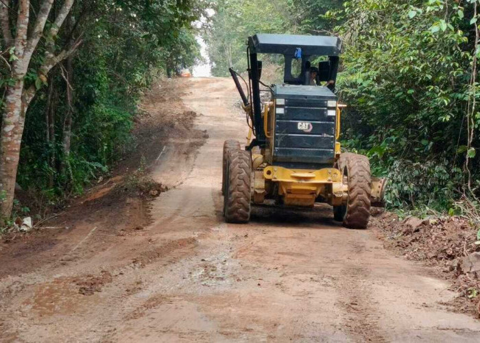 Tepati Janji, Bupati Toha Tohet Langsung Eksekusi Perbaikan Jalan Strategis Lawang Wetan