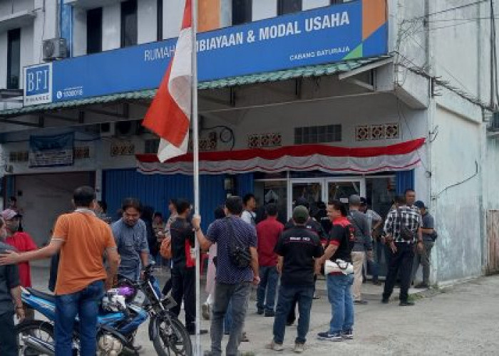 Motor Ditarik Paksa, Puluhan Massa Datangi Kantor BFI Baturaja