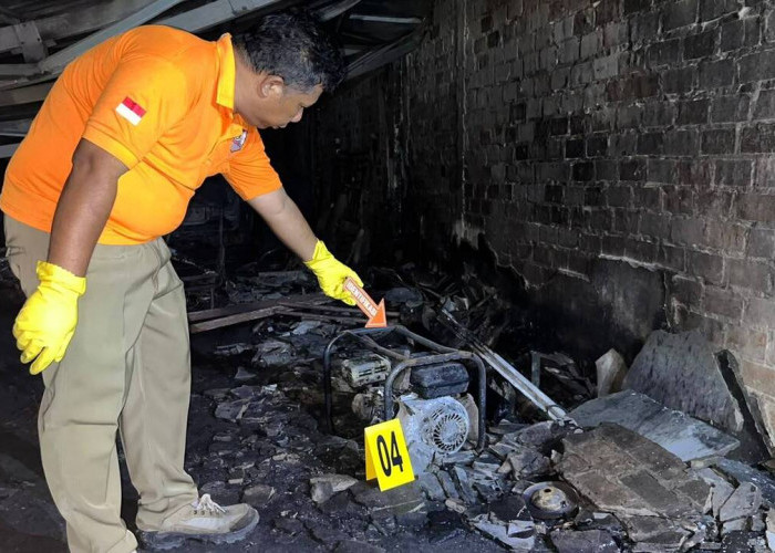 Kebakaran Lokasi Diduga Penimbunan BBM di Prabumulih, Polisi Amankan Barang Bukti
