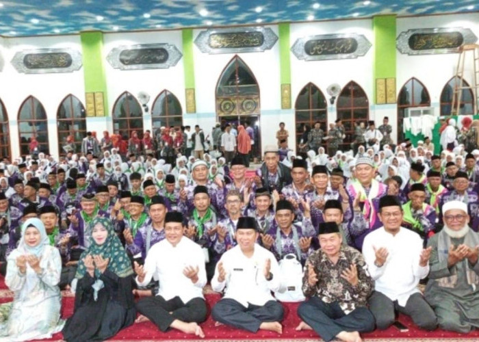 Bupati Edison Lepas Keberangkatan 336 CJH Kabupaten Muara Enim  MUARA ENIM - Bupati Muara Enim H Edison,  mele