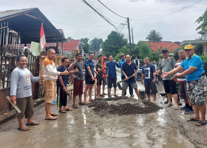 Gunakan Dana Swadaya, Warga RT 50 Sukajaya Palembang Gotong Royong Tambal Jalan Rusak