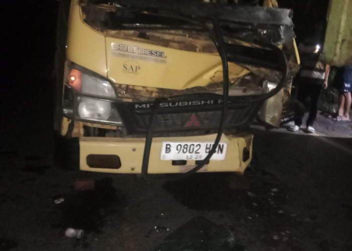 Tabrak Truk Tronton, 1 Penumpang Colt Diesel Tewas