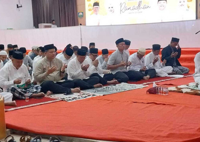 Bupati OKU Bersama Forkopim Sholat Tarawih Perdana di Pendopo Rumah Kabupaten 