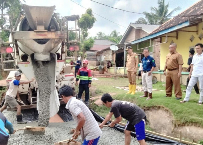 Instruksi Bupati HM Toha Tohet, Jalan Antar Dusun di Supat Timur Dicor Gotong Royong