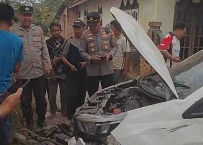 Diduga Mengantuk, Mobil Dokter Tabrak Dua Motor dan Gerobak Siomay, Empat Orang Terluka