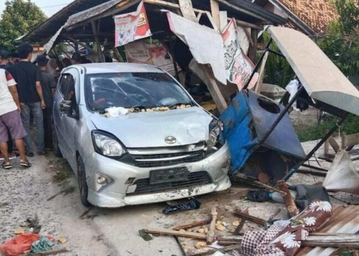 Mobil Agya Tabrak Warung Gorengan di OKU, Enam Warga Terluka