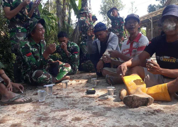 Obrolan Santai Satgas TMMD Pererat Kedekatan dengan Warga Cukil