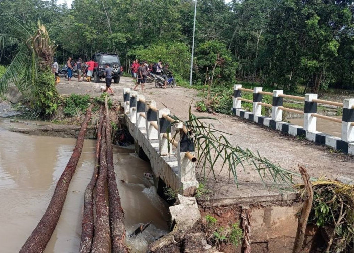 Diterjang Air Sungai Kelekar Jembatan Penghubung Desa Pangkul Dan Kelurahan Karang Nyaris Putus