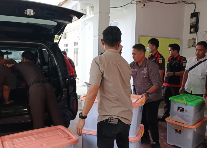 ‎Kantor KPU OKUT Digeledah Kejaksaan, Ratusan Dokumen dan Empat Alat Elektronik Disita