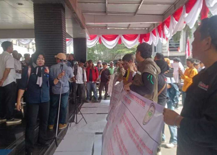 Peduli Sungai, Ratusan Massa Geruduk Kantor Bupati