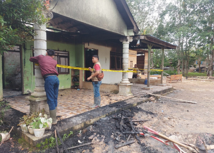 Kapolsek Bayung Lencir: Diduga Konselting Listrik Penyebab Rumah Kades Muara Medak Terbakar