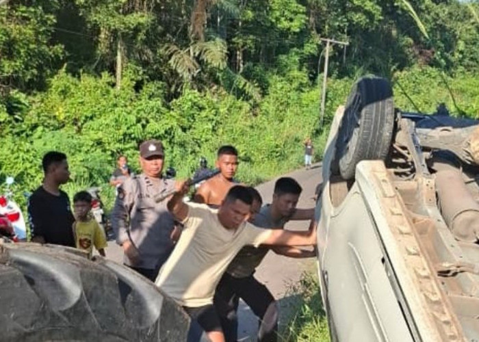 Hilang Kendali Mobil Pemudik dari Batam Tujuan Palembang Nyungsup ke Jurang