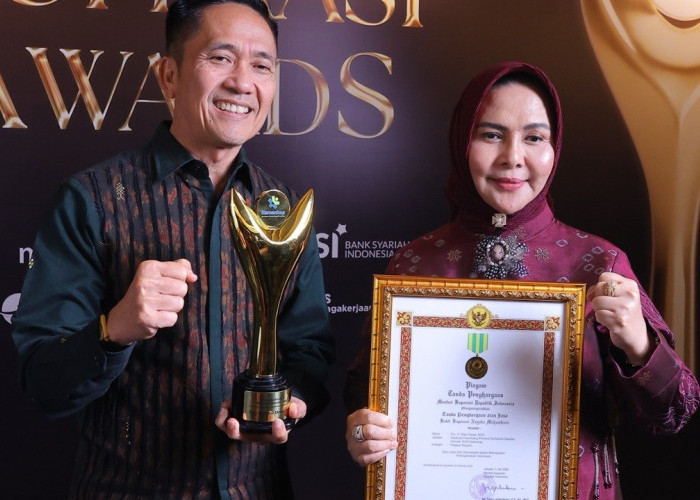 Komitmen Majukan Koperasi, Wali Kota Palembang Ratu Dewa Terima Penghargaan Bakti Koperasi Nayaka Mahambara