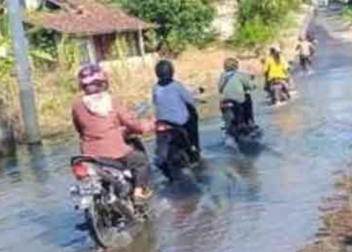 BPBD OKU Sebut Banjir di Jalan Pancur Sudah Bisa Dilalui Kendaraan