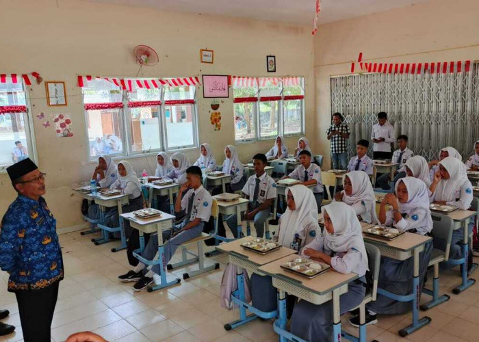 5.729 Siswa Dari 11 Sekolah di OKUT Terima MBG Perdana