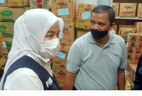 Wawako Palembang, Fitrianti Agustinda meninjau distributor Kinder Joy di Palembang.