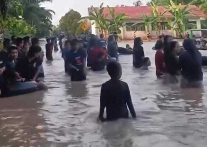 Banjir Jadi Wahana Rekreasi Dadakan