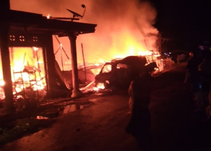 Diduga Tetabrak Mobil Lima Rumah di Kecamatan BHL Ludes Terbakar 
