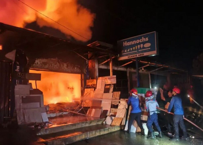 Api Hanguskan Toko Material di Kota Baturaja