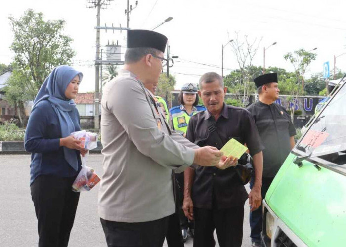 Bag-Bagi Takjil, Kapolres Prabumulih Sosialisasikan Hotline Mudik Polri 110