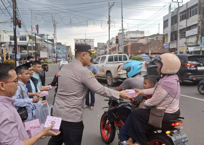 Kapolres Lubuklinggau Bersama JMC Berbagi Takjil :  Warga Sambut Antusias