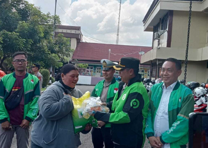 Polres dan Pemkot Lubuklinggau Bagikan Ratusan Paket Sembako, Pererat Sinergi dengan Ojol Jelang Idul Fitri