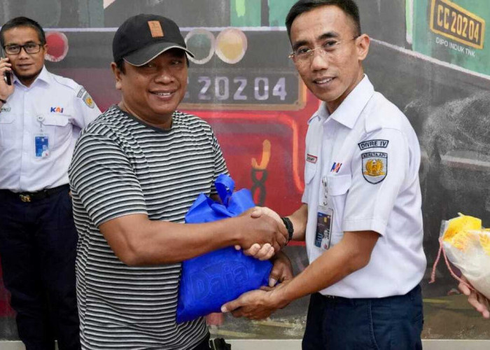 KAI Tanjungkarang Salurkan 355 Paket Sembako