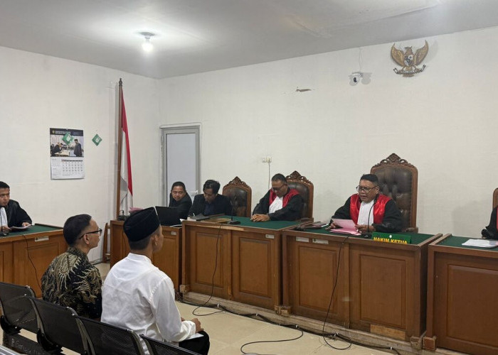 Dua Terdakwa Kasus Dugaan Korupsi Pengadaan Pompa Karhutla Duduk di Kursi Pesakitan