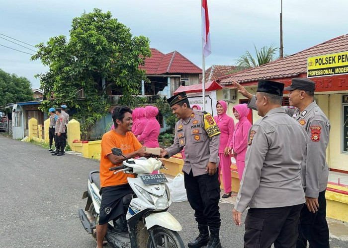 Pererat Hubungan Dengan Masyarakat di Bulan Ramadhan, Polsek Pemulutan Berbagi Takjil