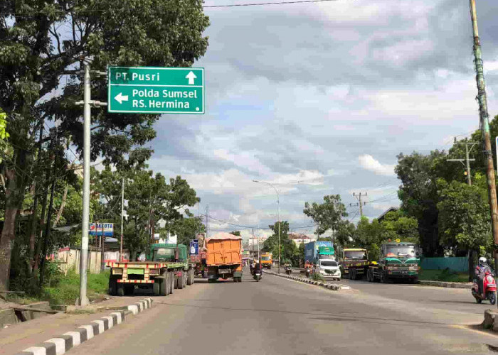 Truk Parkir Sembarangan di Jalan RE Martadinata, Pemkot Palembang?