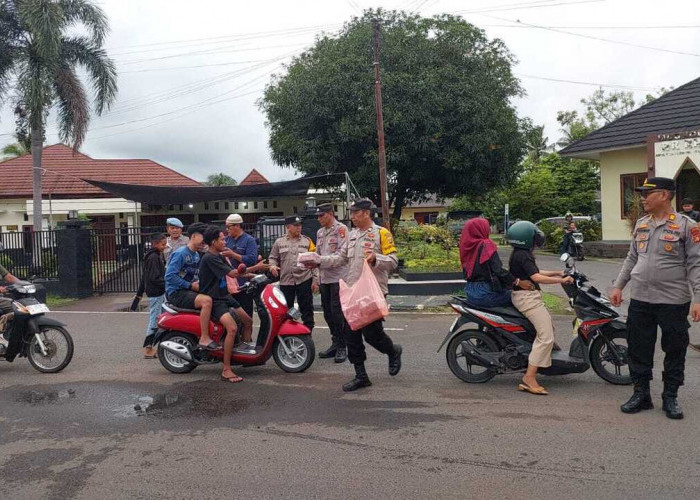 Kapolres Lubuklinggau Bagikan Takjil Gratis, Wujud Kepedulian di Bulan Ramadhan