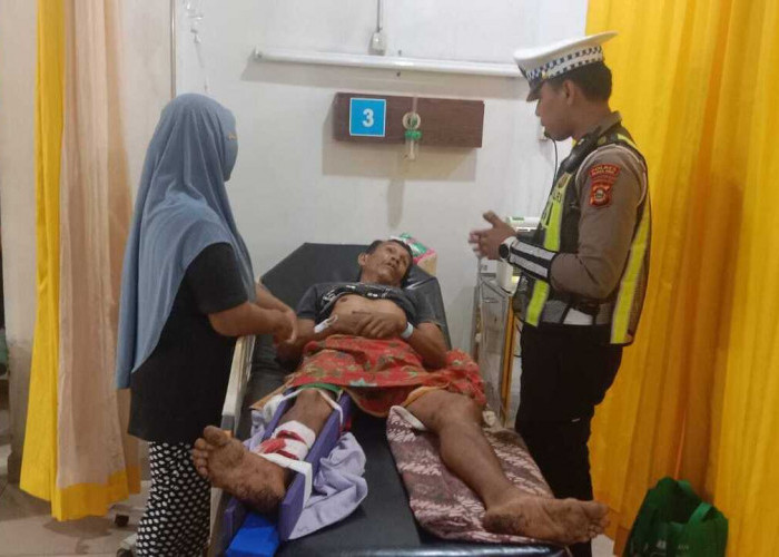 Motor Tabrak Dump Truk, Pengendara Patah Kaki