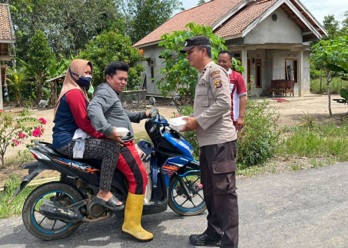 Jumat Berkah, Polsek Rambang Bagikan Bubur Kacang Hijau 