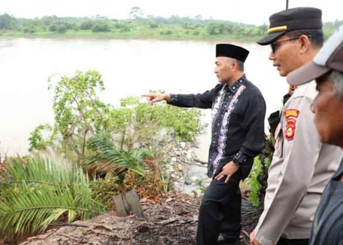 Prihatin, Kamar Mandi Nenek Siti Nurbaya Ambruk ke Sungai akibat Longsor 