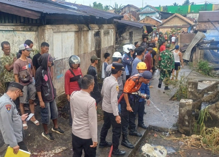 Konsleting Listrik, 2 Rumah Bedeng Panggung 7 Pintu di Lole Prabumulih, Ludes Terbakar