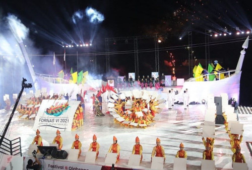 Tarian kolosal Gending Sriwijaya menyemarakkan open ceremony Fornas VI Sumsel di JSC Palembang, Jumat (1/7) malam
