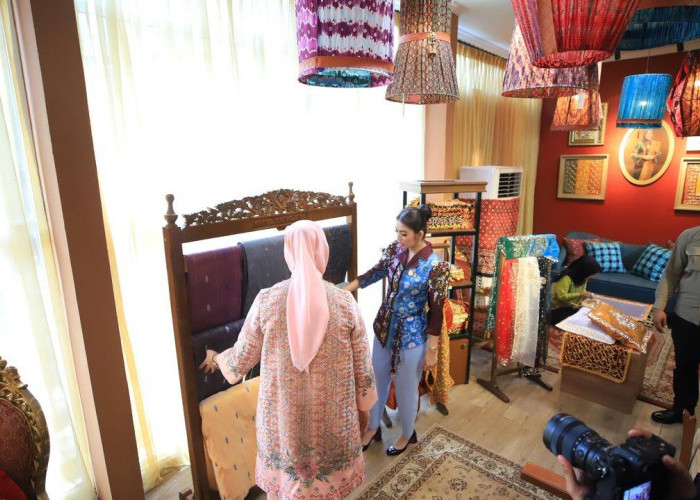 Swarna Songket Nusantara Siap Digelar, Selvi Gibran Borong Produk Kriya Sumsel