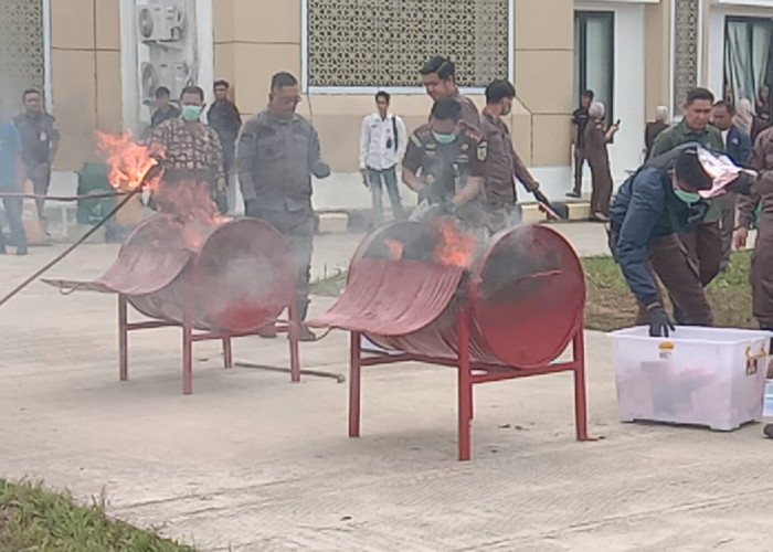 Kejaksaan OKU Musnahkan Barang Bukti Tegakkan Hukum hingga ke Akar
