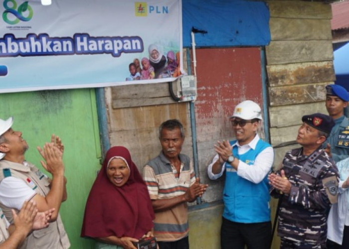 Cahaya dan Harapan di HLN ke-80: PLN Sambungkan Listrik Gratis bagi Keluarga Prasejahtera di Padang