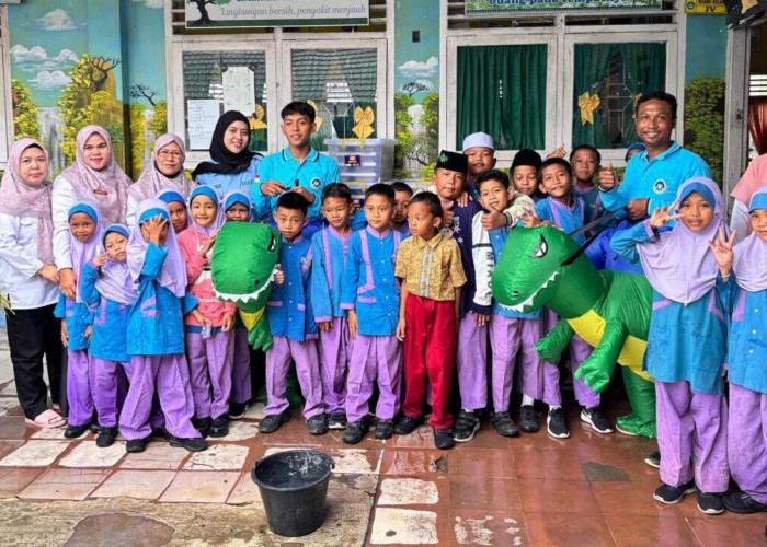 Unik dan Menghibur, Petugas SPPG Muntang Tapus Prabumulih “Cosplay” Dinosaurus Saat Bagikan MBG