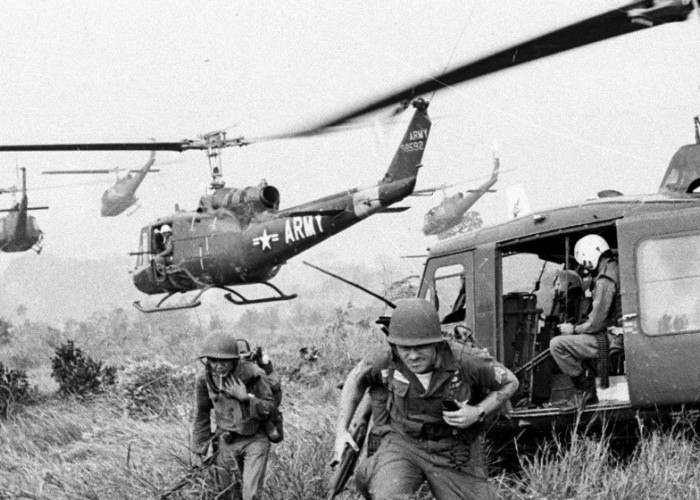 Bell UH-1 Iroquois: Kiprah Legendaris Helikopter yang Mewarnai Perang Vietnam