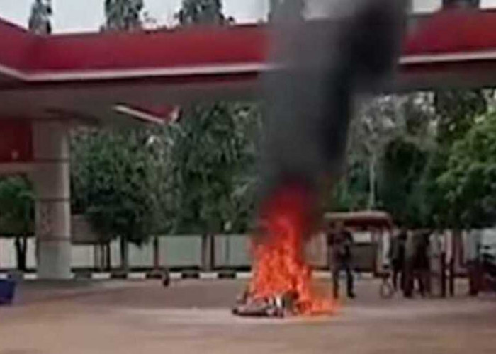 Mesin Terlalu Panas, Motor Honda Beat Terbakar di SPBU Pampangan OKI