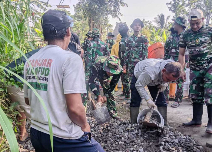 Satgas TMMD Reguler ke-129 Kodim 0714/Salatiga Bersama Warga Percepat Pengecoran Jalan di Dusun Gembong