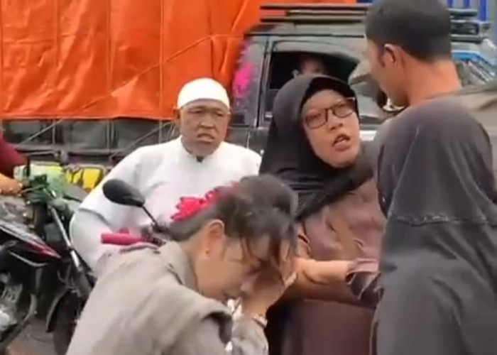 Viral, Video Istri Sah Labrak Pelakor di Warung Bakso Len, Suami Diduga Oknum TNI