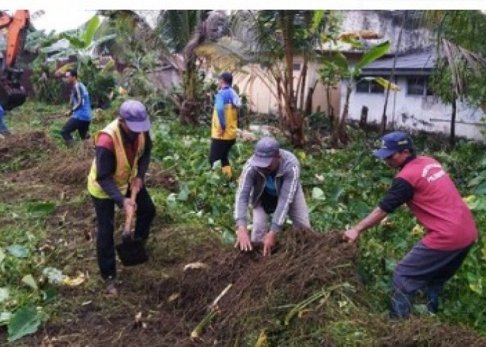 Karyawan Perumda Tirta Musi Bersihkan Anak Sungai Kali Bambung
