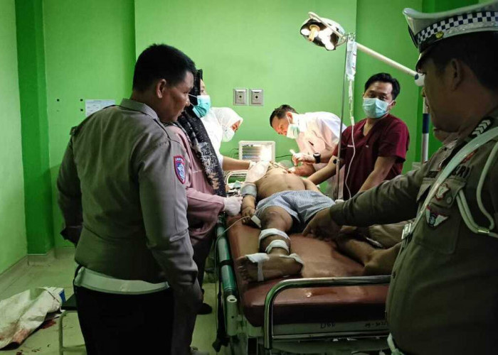 Pemotor di Lubuklinggau Tak Sadarkan Diri usai Bersenggolan dengan Truk Hino